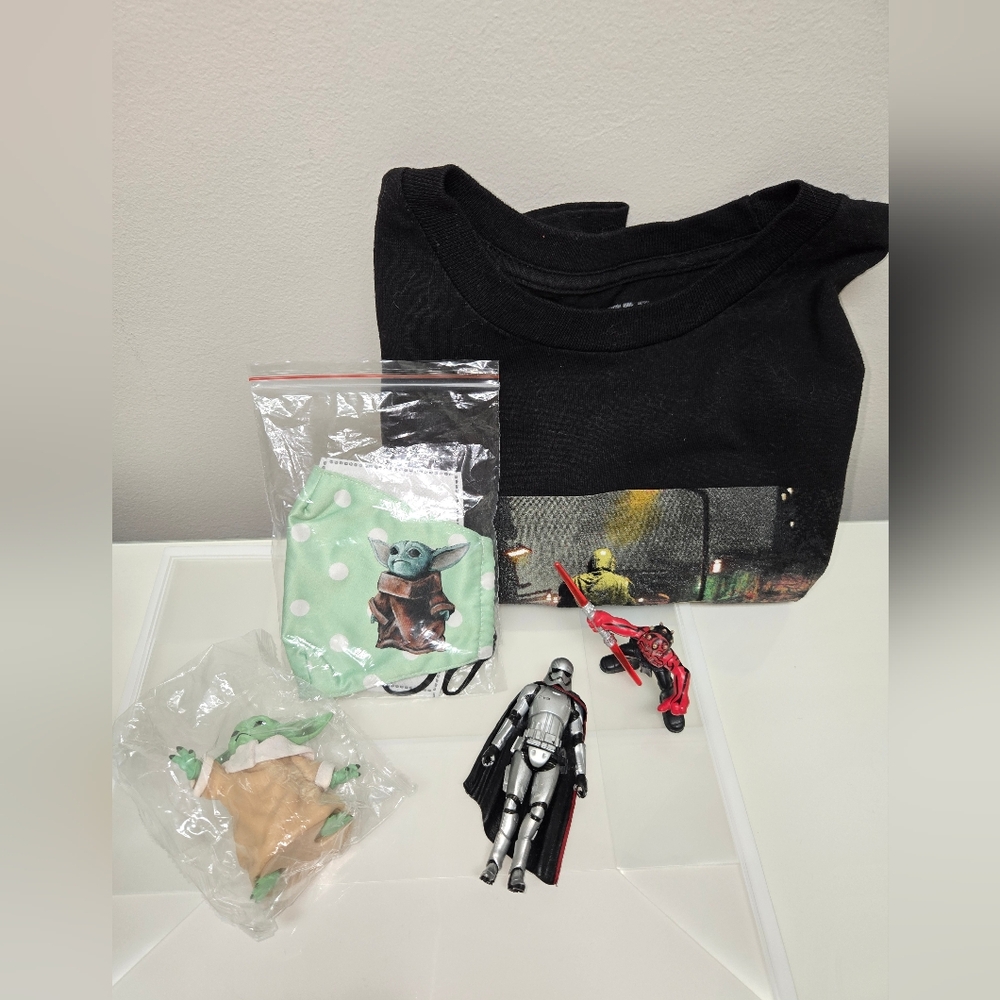 Star Wars gift bag The Mandalorian: t-shirt small, face mask and action figures